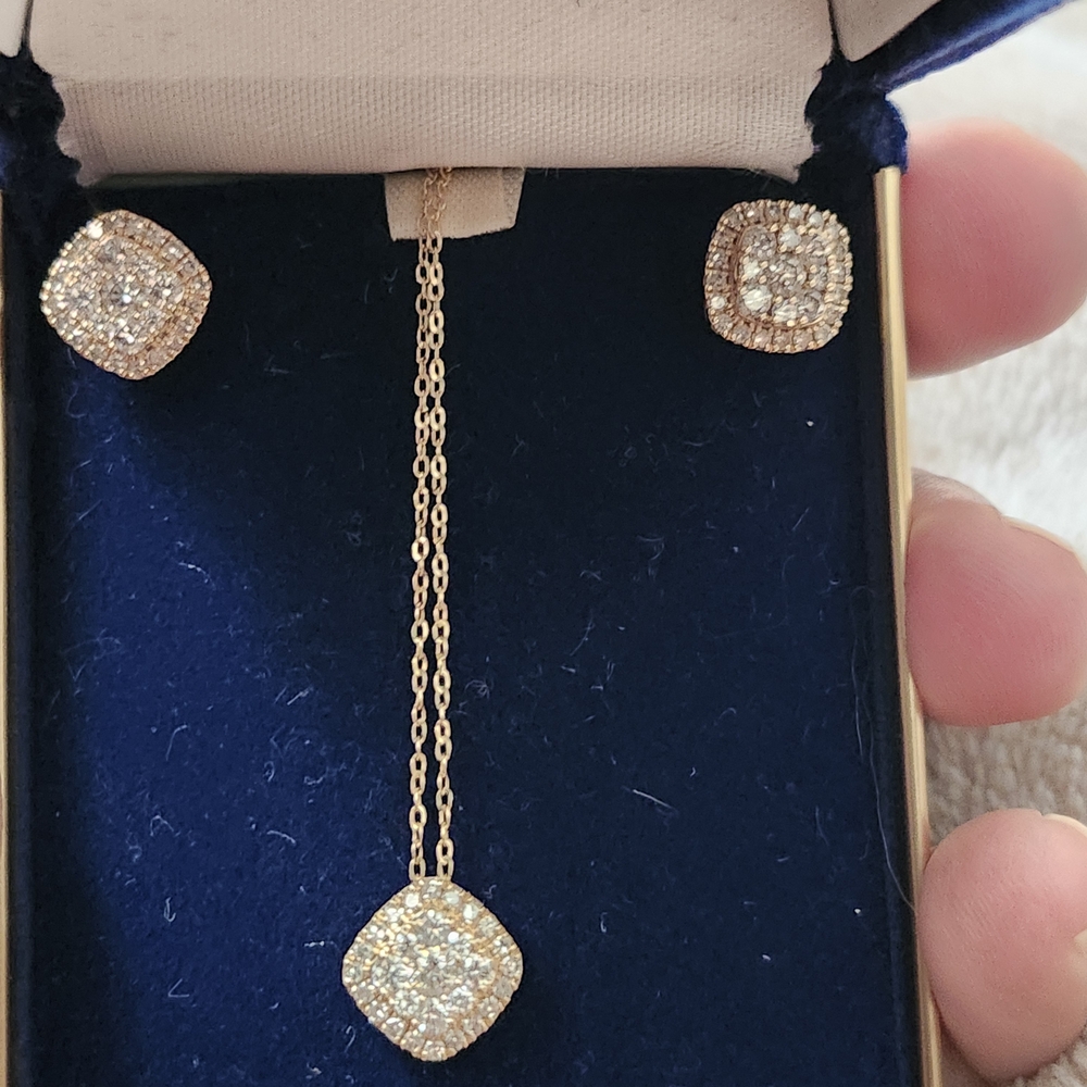 Elegant Gold Jewelry Set with Necklace and Earrings